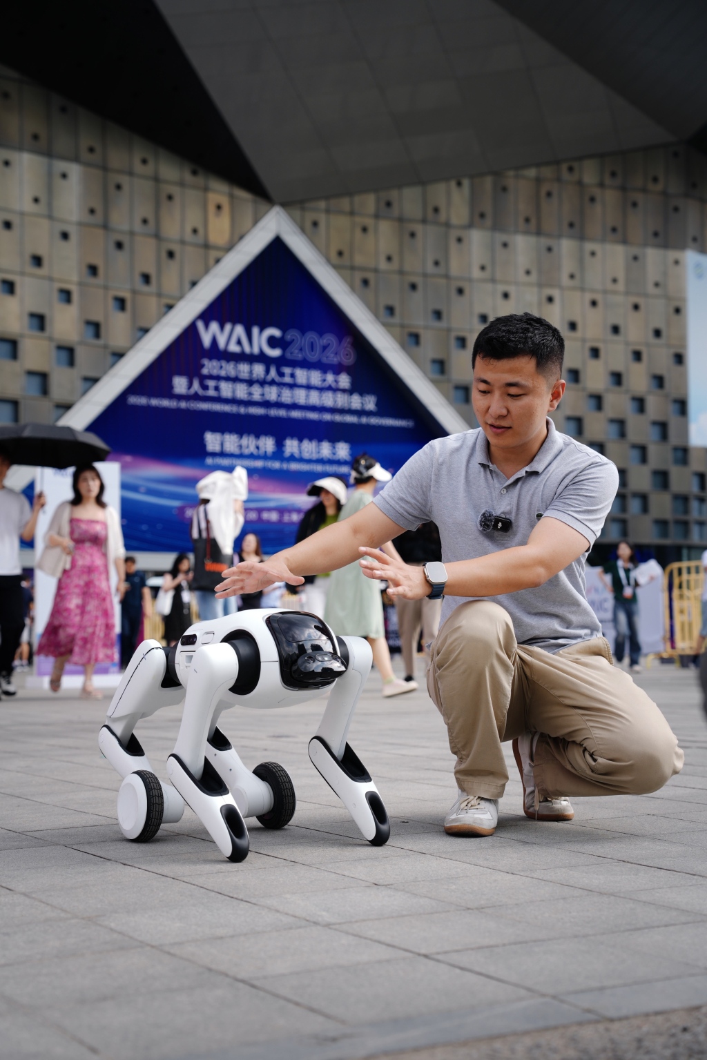 启元机器人T1作为可变形个人机器人，亮相本届WAIC。 受访者供图